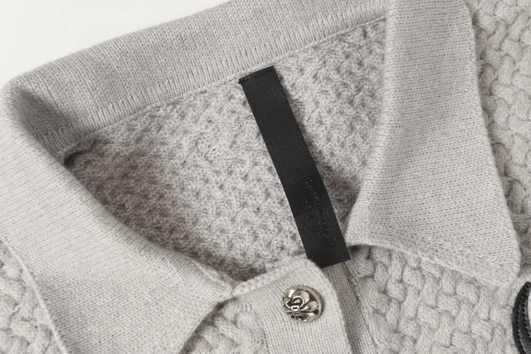 P300 #M904 - Chrome Hearts/Chrome Hearts Heavy Industry Sanskrit appliquéd embroidered cardigan knitted sweater - High weight, high density and high quality. The wool is soft, delicate and skin-friendly. It feels soft and silky. It has excellent warmth and skin-friendly properties. - Customized weaving and dyeing, no color difference. No matter the fabric or workmanship details, it is the ordinary version on the market. - Hardware zipper accessories are all customized, full of details -Colour: light gray black -Size: S M L XL